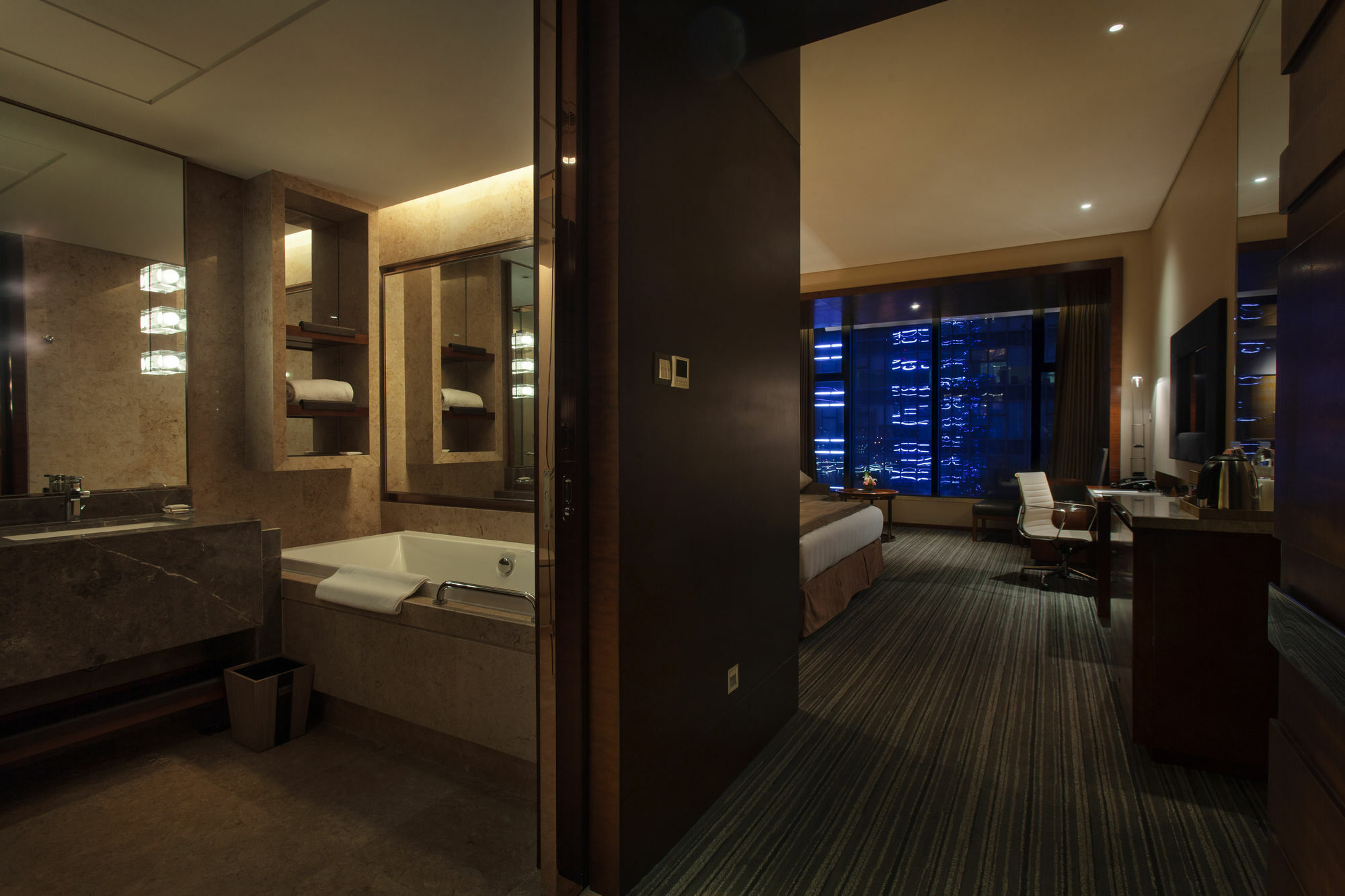 Radisson Blu Plaza Chongqing - Free 2 Bottle Of Local Beer Per Room During Stay Exterior foto