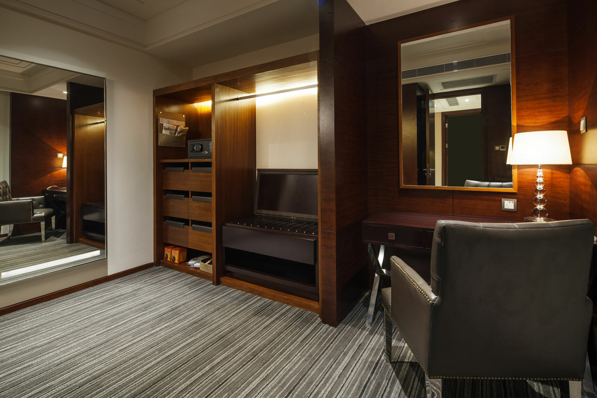 Radisson Blu Plaza Chongqing - Free 2 Bottle Of Local Beer Per Room During Stay Exterior foto